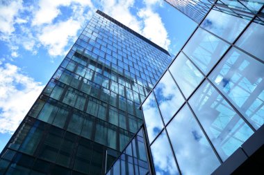 Cam aynalı ofis binasının ön dokusu. Ön cephenin bir parçası. Ofis binasının modern mimarisi.