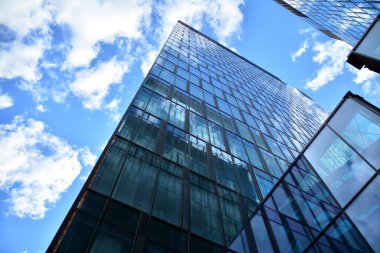 Cam aynalı ofis binasının ön dokusu. Ön cephenin bir parçası. Ofis binasının modern mimarisi.
