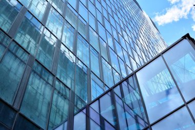 Cam aynalı ofis binasının ön dokusu. Ön cephenin bir parçası. Ofis binasının modern mimarisi.