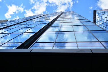 Cam aynalı ofis binasının ön dokusu. Ön cephenin bir parçası. Ofis binasının modern mimarisi.