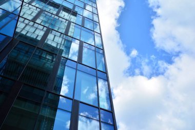 Cam aynalı ofis binasının ön dokusu. Ön cephenin bir parçası. Ofis binasının modern mimarisi.