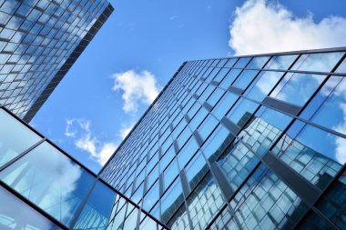 Cam aynalı ofis binasının ön dokusu. Ön cephenin bir parçası. Ofis binasının modern mimarisi.