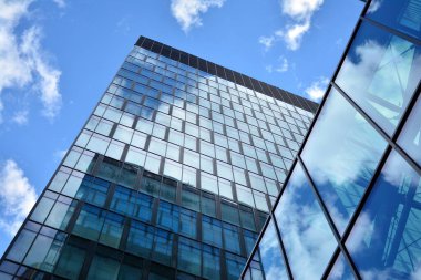 Cam aynalı ofis binasının ön dokusu. Ön cephenin bir parçası. Ofis binasının modern mimarisi.