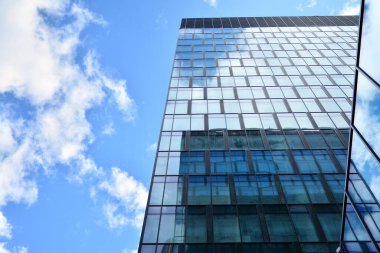 Cam aynalı ofis binasının ön dokusu. Ön cephenin bir parçası. Ofis binasının modern mimarisi.