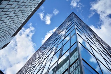 Cam aynalı ofis binasının ön dokusu. Ön cephenin bir parçası. Ofis binasının modern mimarisi.