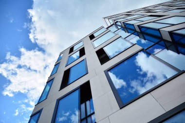 Cam aynalı ofis binasının ön dokusu. Ön cephenin bir parçası. Ofis binasının modern mimarisi.