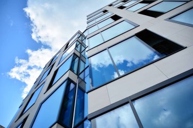 Cam aynalı ofis binasının ön dokusu. Ön cephenin bir parçası. Ofis binasının modern mimarisi.