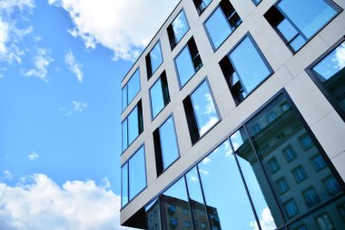 Cam aynalı ofis binasının ön dokusu. Ön cephenin bir parçası. Ofis binasının modern mimarisi.