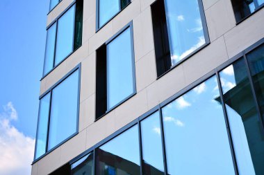Cam aynalı ofis binasının ön dokusu. Ön cephenin bir parçası. Ofis binasının modern mimarisi.