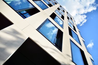 Cam aynalı ofis binasının ön dokusu. Ön cephenin bir parçası. Ofis binasının modern mimarisi.