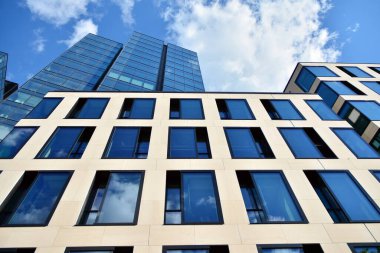 Cam aynalı ofis binasının ön dokusu. Ön cephenin bir parçası. Ofis binasının modern mimarisi.