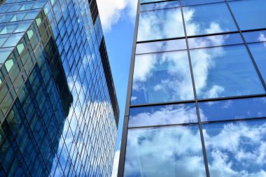 Cam aynalı ofis binasının ön dokusu. Ön cephenin bir parçası. Ofis binasının modern mimarisi.