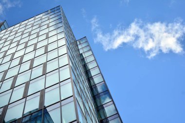 Cam aynalı ofis binasının ön dokusu. Ön cephenin bir parçası. Ofis binasının modern mimarisi.