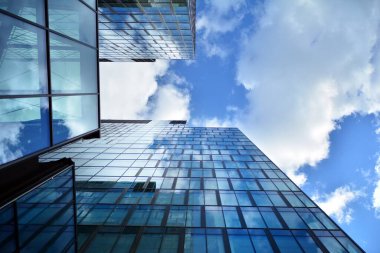 Cam aynalı ofis binasının ön dokusu. Ön cephenin bir parçası. Ofis binasının modern mimarisi.