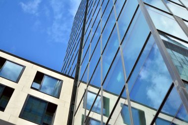 Cam aynalı ofis binasının ön dokusu. Ön cephenin bir parçası. Ofis binasının modern mimarisi.