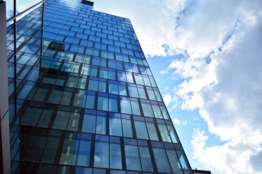 Cam aynalı ofis binasının ön dokusu. Ön cephenin bir parçası. Ofis binasının modern mimarisi.