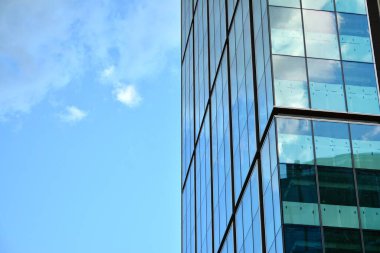 Cam aynalı ofis binasının ön dokusu. Ön cephenin bir parçası. Ofis binasının modern mimarisi.
