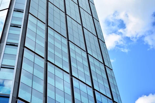 ガラス鏡のオフィスビルの顔の質感 ファサードの断片 オフィスビルの近代建築 — ストック写真