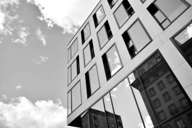 Şehir geometrisi, cam yapıya bakıyor. Modern mimari, cam ve çelik. Yüksek kontrastlı siyah ve beyaz tonlu soyut modern mimari tasarımı.