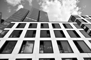 Şehir geometrisi, cam yapıya bakıyor. Modern mimari, cam ve çelik. Yüksek kontrastlı siyah ve beyaz tonlu soyut modern mimari tasarımı.