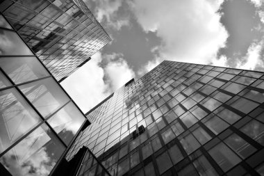 Şehir geometrisi, cam yapıya bakıyor. Modern mimari, cam ve çelik. Yüksek kontrastlı siyah ve beyaz tonlu soyut modern mimari tasarımı.
