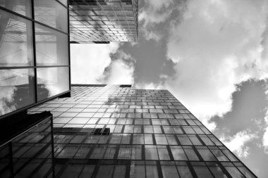 Şehir geometrisi, cam yapıya bakıyor. Modern mimari, cam ve çelik. Yüksek kontrastlı siyah ve beyaz tonlu soyut modern mimari tasarımı.