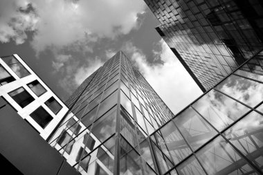 Şehir geometrisi, cam yapıya bakıyor. Modern mimari, cam ve çelik. Yüksek kontrastlı siyah ve beyaz tonlu soyut modern mimari tasarımı.