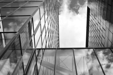 Şehir geometrisi, cam yapıya bakıyor. Modern mimari, cam ve çelik. Yüksek kontrastlı siyah ve beyaz tonlu soyut modern mimari tasarımı.