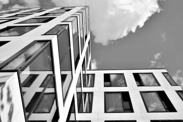 都市の幾何学 ガラスの建物を検索します 現代建築 ガラスと鋼 要旨コントラストの高い黒と白のトーンを持つモダンな建築デザイン — ストック写真