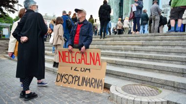 Varşova, Polonya. 9 Haziran 2020. Yargıç Igor Tuleya 'nın destekçileri Yüksek Mahkeme' nin girişinde protesto ediyorlar. Tuleya, sağ hükümeti yargı reformu konusunda eleştirmesiyle tanınıyor.