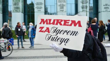 Varşova, Polonya. 9 Haziran 2020. Yargıç Igor Tuleya 'nın destekçileri Yüksek Mahkeme' nin girişinde protesto ediyorlar. Tuleya, sağ hükümeti yargı reformu konusunda eleştirmesiyle tanınıyor.