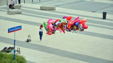 Cam aynalı ofis binasının ön dokusu. Ön cephenin bir parçası. Günbatımında akşam ışığında mercek filtre efektiyle modern gökdelenlerin en alt görüntüsü.