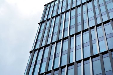 Cam aynalı ofis binasının ön dokusu. Ön cephenin bir parçası. Ofis binasının modern mimarisi.