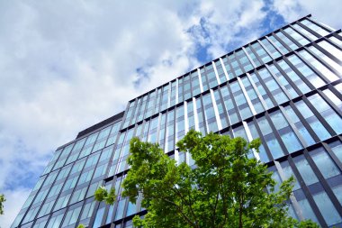 Cam aynalı ofis binasının ön dokusu. Ön cephenin bir parçası. Ofis binasının modern mimarisi.