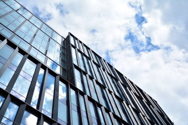 Cam aynalı ofis binasının ön dokusu. Ön cephenin bir parçası. Ofis binasının modern mimarisi.