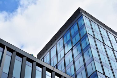 Cam aynalı ofis binasının ön dokusu. Ön cephenin bir parçası. Ofis binasının modern mimarisi.