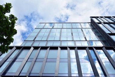 Cam aynalı ofis binasının ön dokusu. Ön cephenin bir parçası. Ofis binasının modern mimarisi.