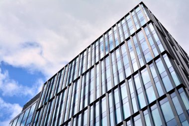 Cam aynalı ofis binasının ön dokusu. Ön cephenin bir parçası. Ofis binasının modern mimarisi.