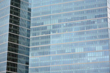 Cam aynalı ofis binasının ön dokusu. Ön cephenin bir parçası. Ofis binasının modern mimarisi.