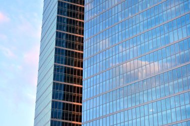 Cam aynalı ofis binasının ön dokusu. Ön cephenin bir parçası. Ofis binasının modern mimarisi.