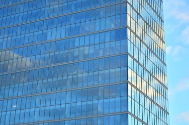 Cam aynalı ofis binasının ön dokusu. Ön cephenin bir parçası. Ofis binasının modern mimarisi.