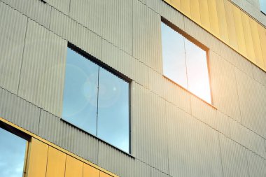 Modern bir apartmanın ön cephesi. Güneş ışığıyla yüzeye.