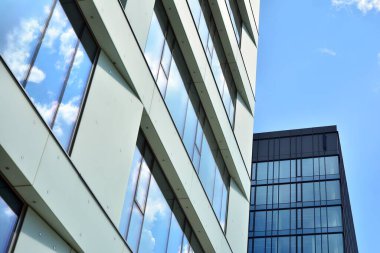 Cam aynalı ofis binasının ön dokusu. Ön cephenin bir parçası. Ofis binasının modern mimarisi.