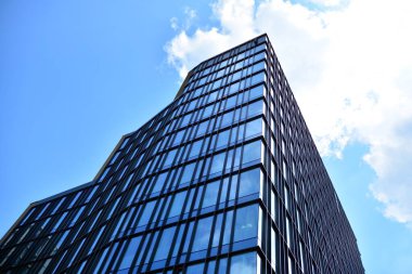 Cam aynalı ofis binasının ön dokusu. Ön cephenin bir parçası. Ofis binasının modern mimarisi.