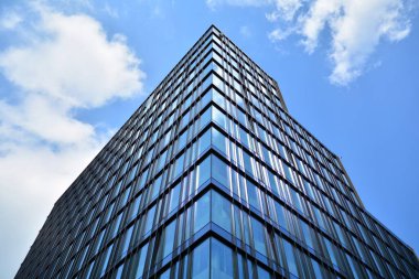 Cam aynalı ofis binasının ön dokusu. Ön cephenin bir parçası. Ofis binasının modern mimarisi.