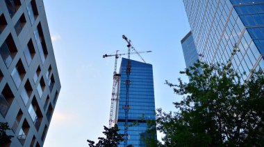 Varşova, Polonya. 27 Haziran 2020. Daszynski kavşağında. Varşova şehir merkezindeki finans bölgesinde yeni gökdelenler. Yeni binalar inşa ediliyor.