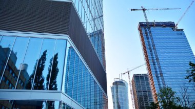 Varşova, Polonya. 27 Haziran 2020. Daszynski kavşağında. Varşova şehir merkezindeki finans bölgesinde yeni gökdelenler. Yeni binalar inşa ediliyor.