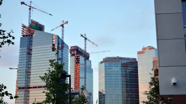 Varşova, Polonya. 27 Haziran 2020. Daszynski kavşağında. Varşova şehir merkezindeki finans bölgesinde yeni gökdelenler. Yeni binalar inşa ediliyor.