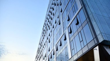 Cam aynalı ofis binasının ön dokusu. Ön cephenin bir parçası. Ofis binasının modern mimarisi.