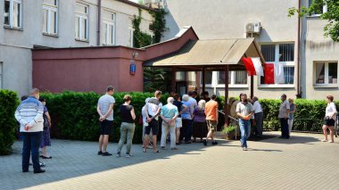 Varşova, Polonya. 28 Haziran 2020. Oy kullanma merkezi. 2020 Polonya başkanlık seçimi. Seçimin ilk turu. Bir sandık merkezine sıra olun..